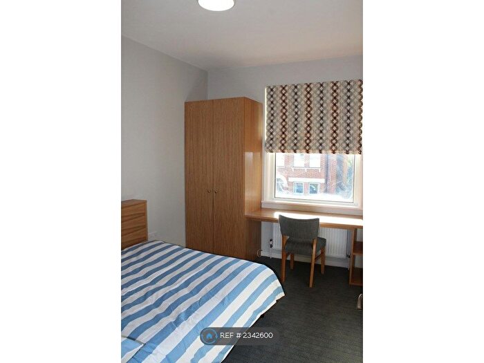 4 Bedroom Flat To Rent In Hawks Road, Kingston Upon Thames, KT1