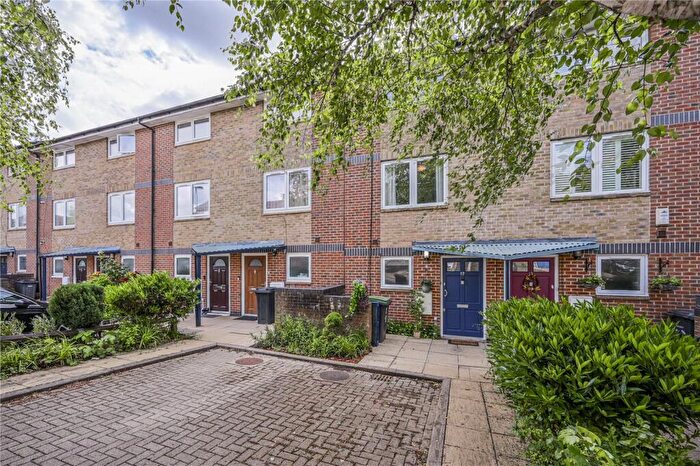 3 Bedroom Terraced House For Sale In Amethyst Close, London, N11