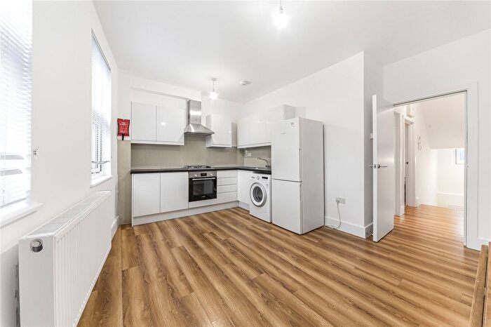 3 Bedroom Flat To Rent In New Kent Road, Elephant Amp; Castle, London, SE1
