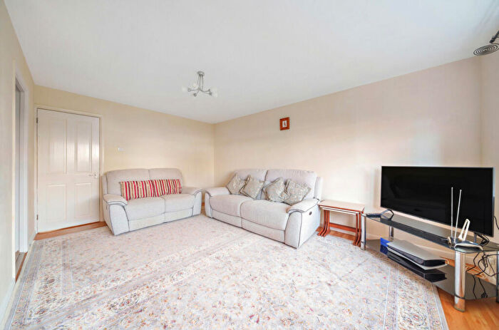 2 Bedroom Apartment For Sale In Thornton Close, Guildford, Surrey, GU2