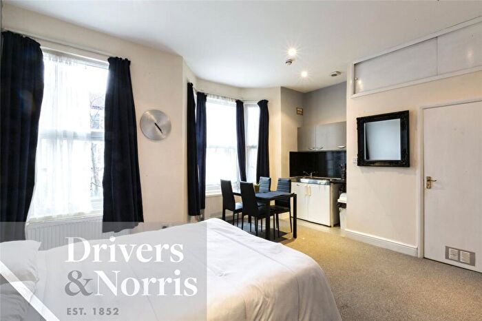 Apartment To Rent In Fairbridge Road, Archway, London, N19