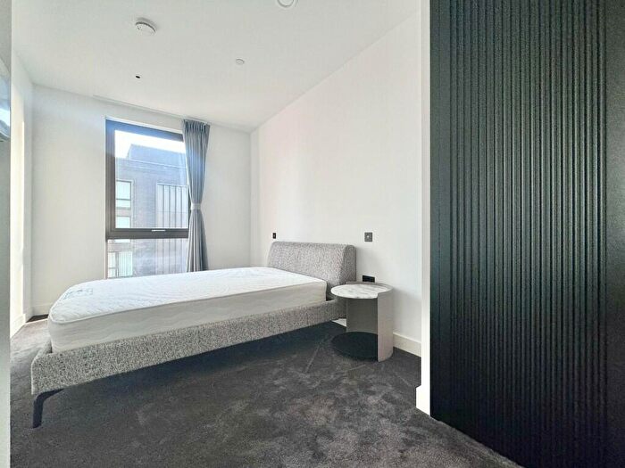 2 Bedroom Apartment To Rent In Viaduct Gardens, London, SW11
