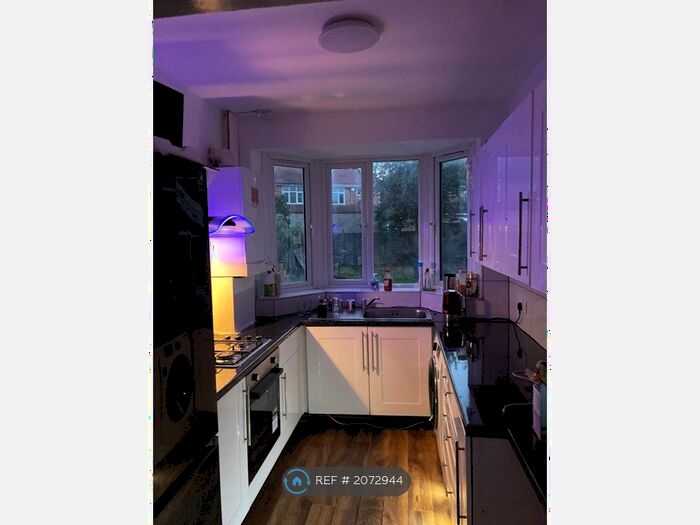 3 Bedroom Flat To Rent In Hounslow, Hounslow, TW3