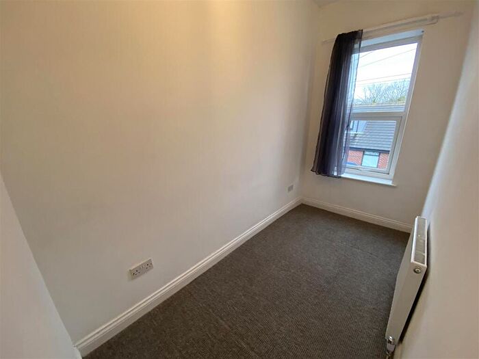 2 Bedroom End Of Terrace House To Rent In Old Lane, Birkenshaw, BD11