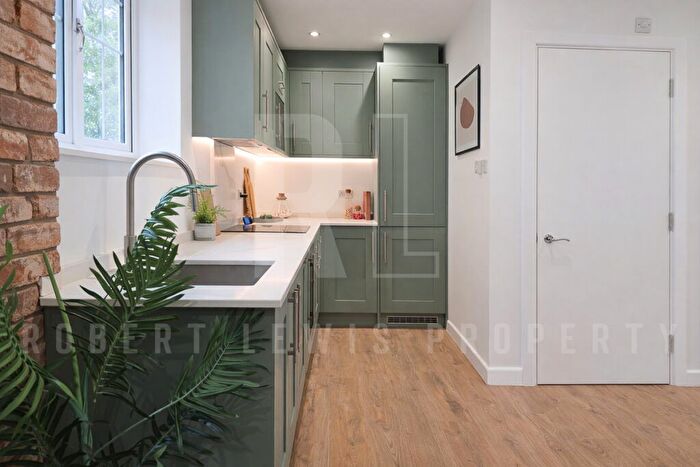 1 Bedroom Flat For Sale In Birkbeck Road, London, N12