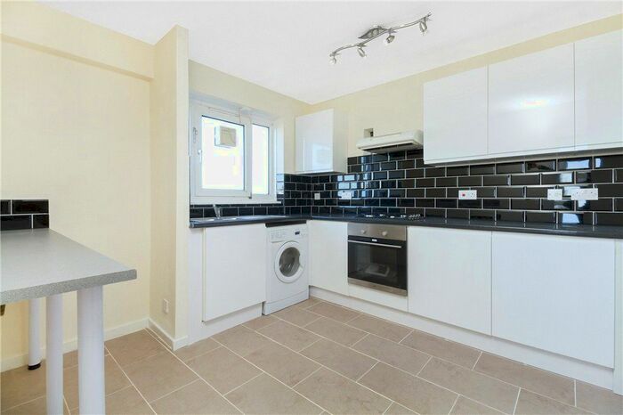 3 Bedroom Flat To Rent In Clinger Court, Hoxton, London, N1