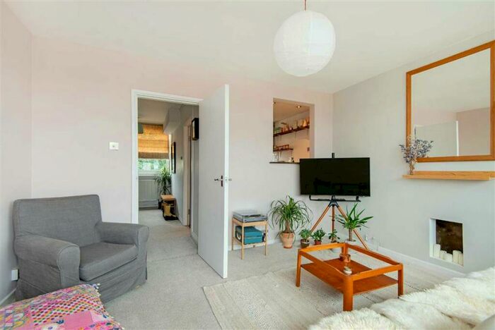 2 Bedroom Flat To Rent In Tomlinson Close, Shoreditch, E2