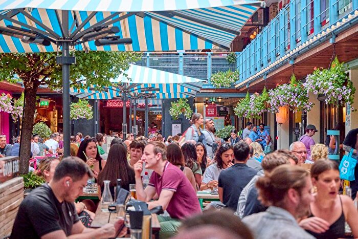 1 Bedroom Flat To Rent In Carnaby Street, London, Greater London, W1F