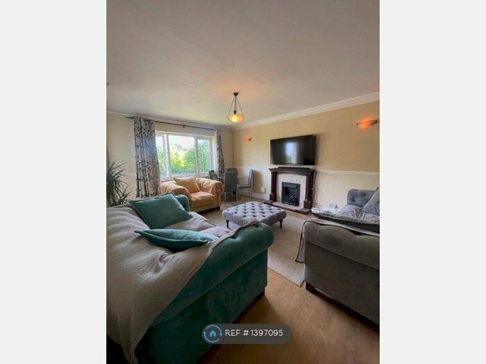 2 Bedroom Maisonette To Rent In Highview, Barnet, EN5