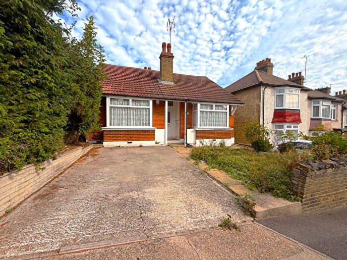 3 Bedroom Detached Bungalow For Sale In Wyles Road, Chatham, ME4