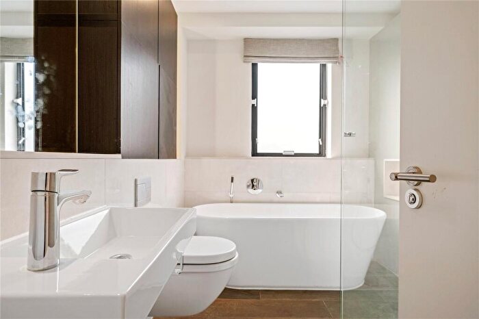 2 Bedroom Apartment To Rent In Long Lane, Farringdon, London, EC1A