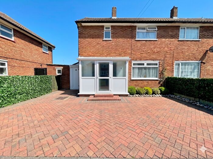 3 Bedroom Semi-Detached House For Sale In Aydon Road, Luton, Bedfordshire, LU3