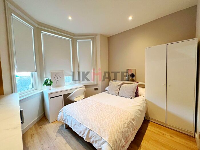 1 Bedroom Property To Rent In Clarence Villas, Hawks Road, Kingston Upon Thames, KT1