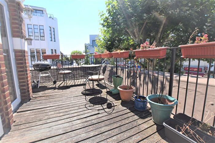 2 Bedroom Flat To Rent In High Road, London, N12