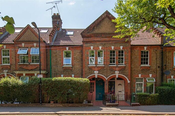 3 Bedroom Maisonette For Sale In Winns Terrace, Walthamstow, E17
