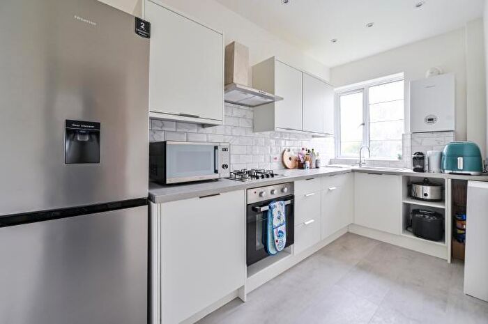 2 Bedroom Flat For Sale In Thorpe Close, Silverdale, London, SE26