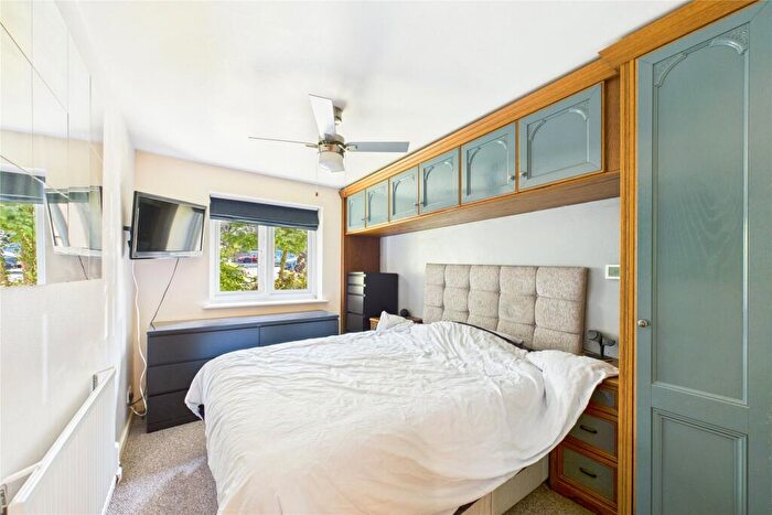 1 Bedroom Apartment For Sale In Woodpeckers, Crowthorne Road, Bracknell, Berkshire, RG12