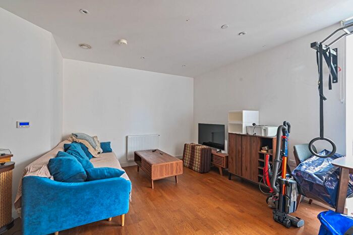 1 Bedroom Flat To Rent In Discovery Tower, Canning Town, London, E16