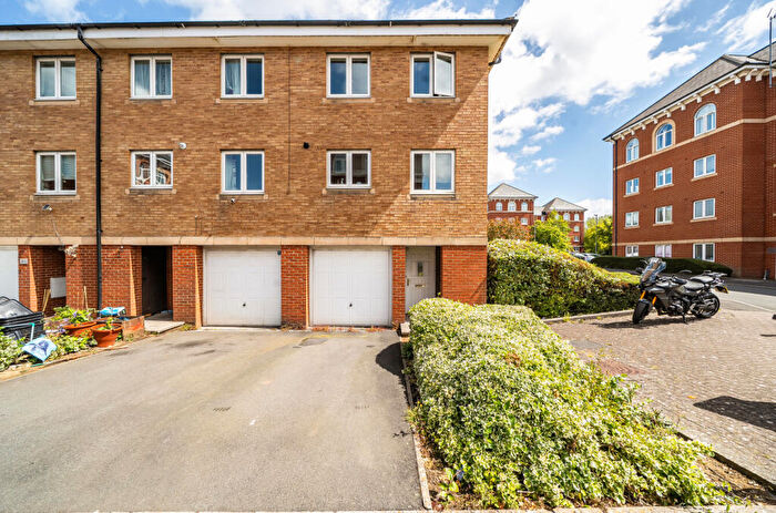 3 Bedroom End Of Terrace House For Sale In Saltash Road, Swindon, Wiltshire, SN2