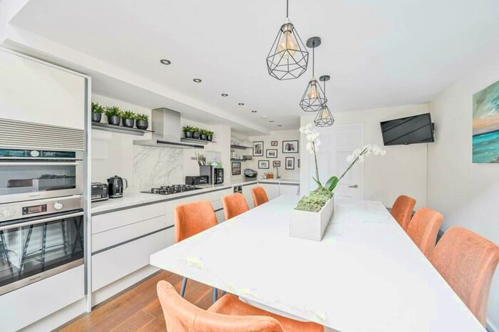 2 Bedroom Flat To Rent In Hopton Road, Woolwich, London, SE18