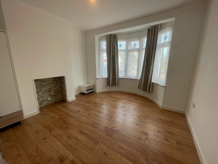 Flat To Rent In Firs Lane, Palmers Green, N13
