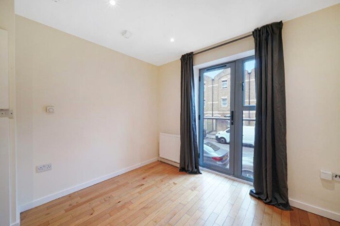 1 Bedroom Flat To Rent In Platinum Court, Bethnal Green, E1