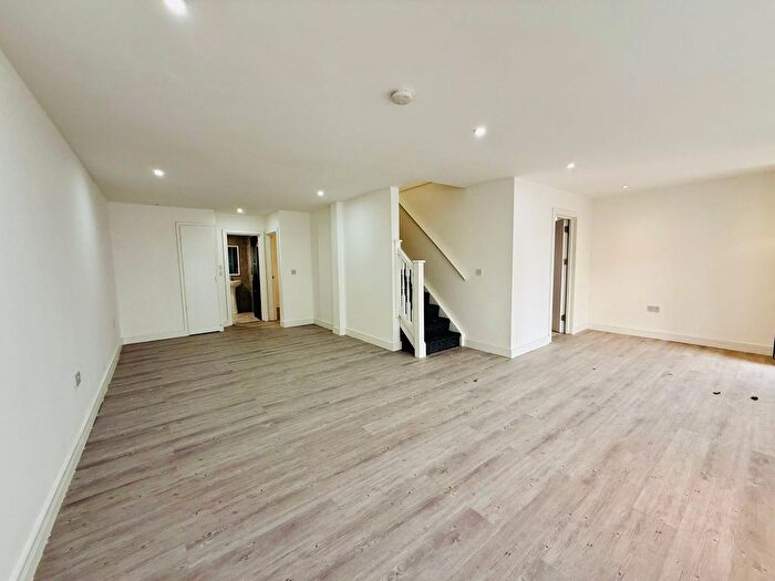 3 Bedroom Flat To Rent In Queensway, Enfiled, EN3