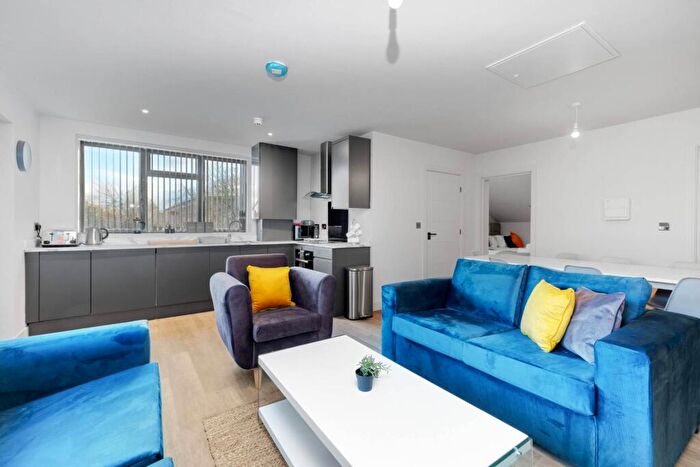 3 Bedroom Flat To Rent In Walker Avenue, Wolverton Mill, MK12
