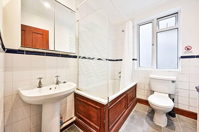 2 Bedroom Flat To Rent In Penywern Road, Earls Court, London, SW5