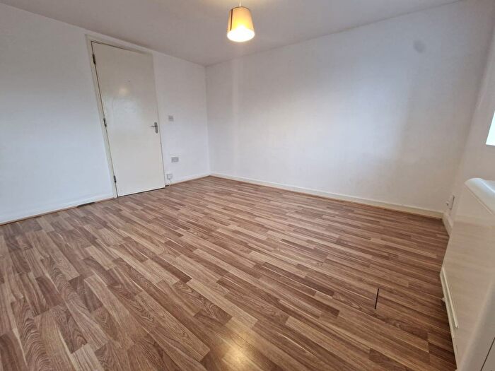 3 Bedroom Flat To Rent In Milliners Court, Milliners Way, Luton, Bedfordshire, LU3