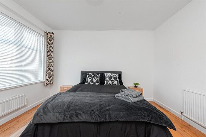 4 Bedroom Semi-Detached House To Rent In Milton Avenue, Barnet, Greater London, EN5