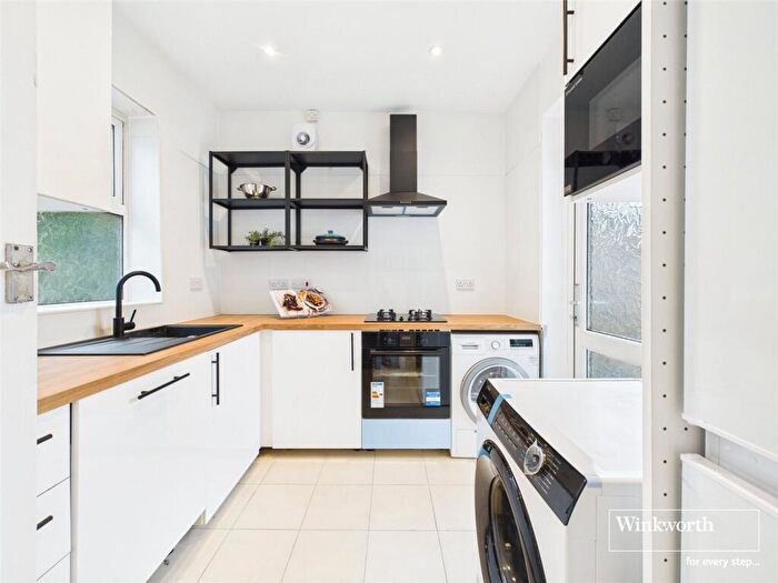 4 Bedroom Bungalow For Sale In Hillway, Kingsbury, London, NW9