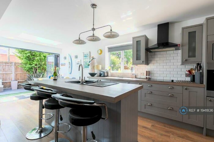 2 Bedroom End Of Terrace House To Rent In Somerset Close, Hersham, Walton-On-Thames, KT12