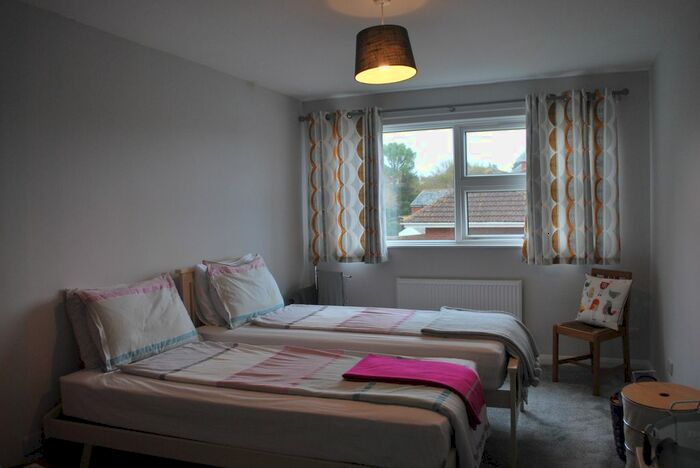 2 Bedroom Flat To Rent In Douglas Avenue, Exmouth, EX8