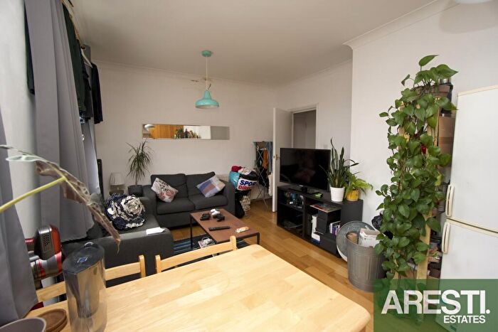 2 Bedroom Flat To Rent In Flat B, Archway Road, London, N6