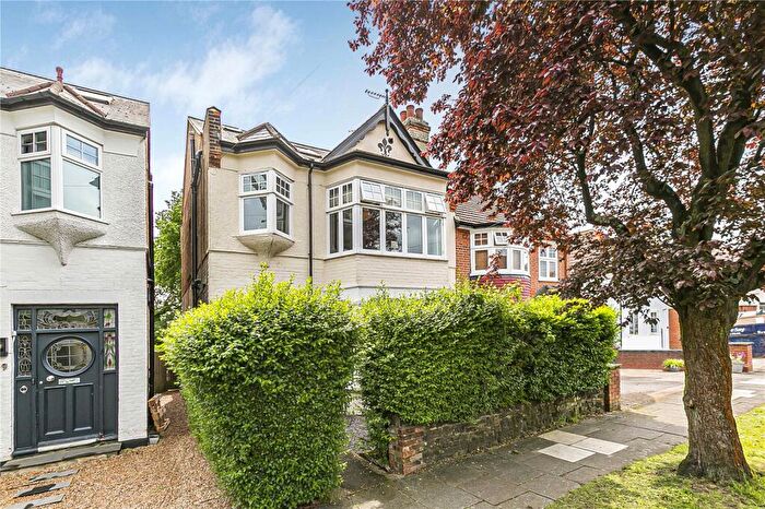 4 Bedroom Semi-Detached House For Sale In Queens Avenue, Whetstone, London, N20