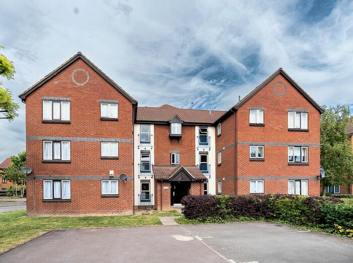 Studio To Rent In Swaythling Close, London, N18