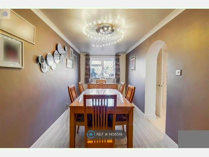 3 Bedroom End Of Terrace House To Rent In Gade Close, Hayes, UB3