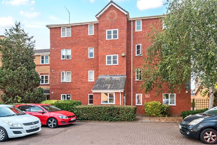 2 Bedroom Flat For Sale In Winery Lane, Kingston Upon Thames, KT1
