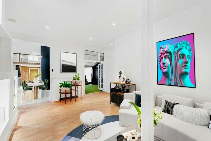 3 Bedroom Flat To Rent In Queen's Gate, London, SW7