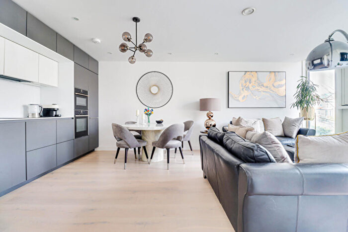 2 Bedroom Flat For Sale In Gabriel Square, St. Albans, Hertfordshire, AL1