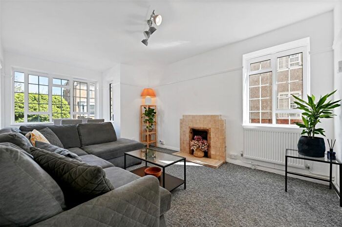 3 Bedroom Flat To Rent In Frithville Gardens, London, W12