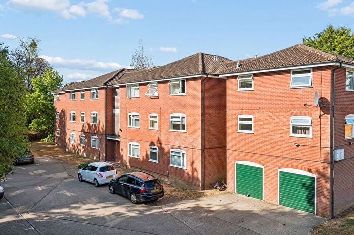 1 Bedroom Flat For Sale In Cobblers Close, Farnham Royal, SL2