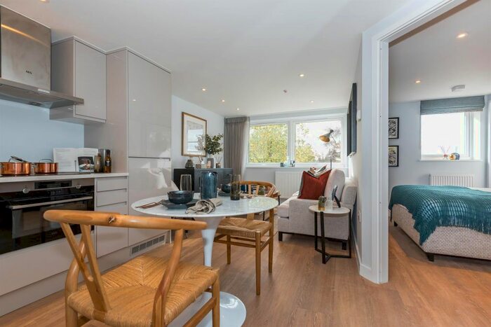 1 Bedroom Flat To Rent In Ray Park Avenue, Maidenhead, SL6