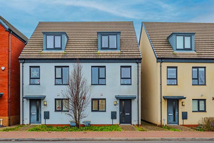 3 Bedroom Town House For Sale In Ffordd Y Mileniwm, Barry, CF62