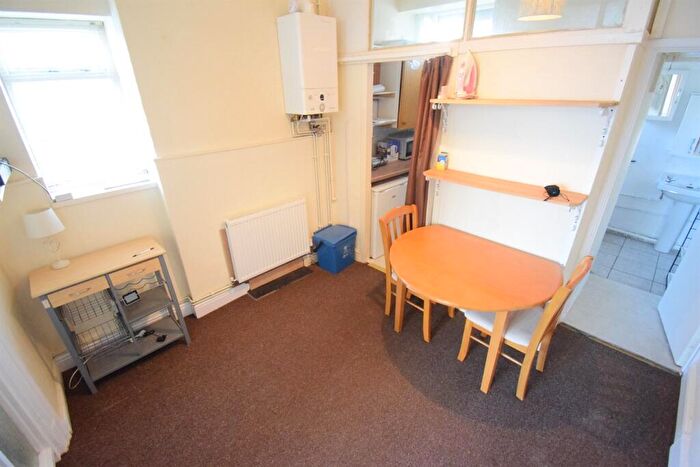 1 Bedroom Flat To Rent In Montgomery Street, Cardiff, CF24