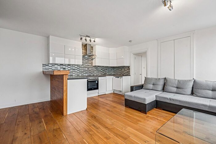 3 Bedroom Flat To Rent In Westbridge Road, London, SW11