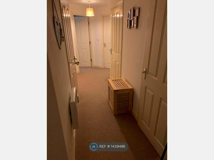 2 Bedroom Flat To Rent In York Court, Manchester, M19