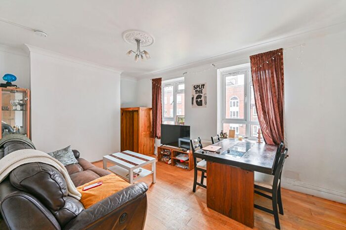 3 Bedroom Flat To Rent In Whites Square, London, SW4
