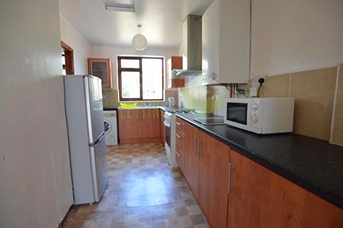 3 Bedroom Semi Detached House To Rent In Gainsborough Road, Clarendon Park, LE2